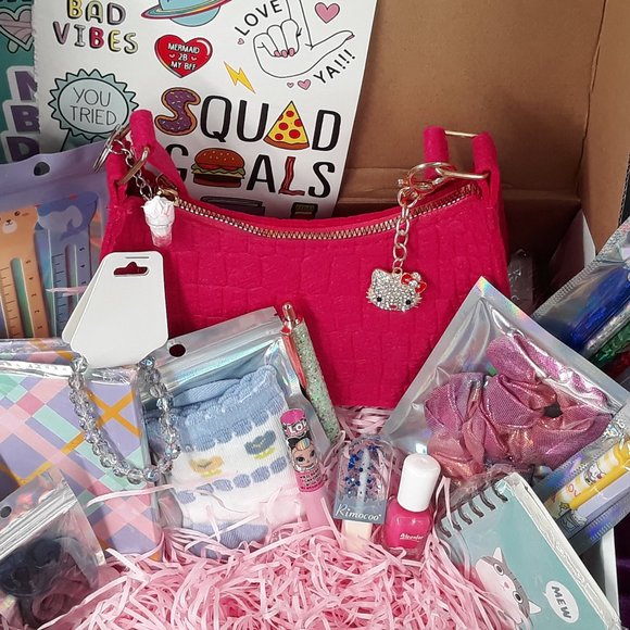 ✨ Girls Mystery Gift Box | Ages 8–11 | Accessories, Jewelry, Makeup, and More! - Picture 3 of 4